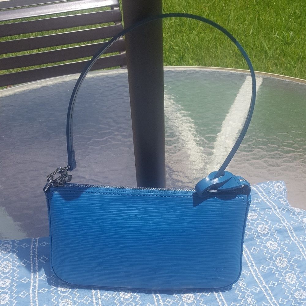 ⚡Sold⚡LV Pochette NM in blue Epi